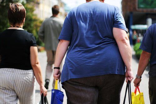 Pessoa obesa caminhando na rua