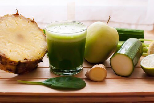 Suco de abacaxi, pepino, maça, laranja e aloe vera