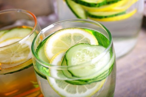 Bebida de pepino, limão e laranja para acelerar o metabolismo