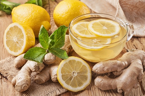 O chá de gengibre e limão é uma das bebidas noturnas para desintoxicar o fígado