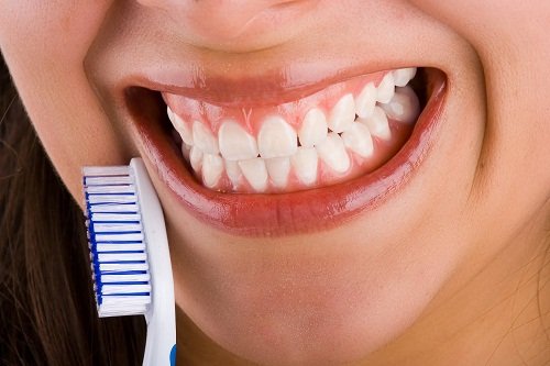 Escovar bem os dentes pode ajudar a combater o mau hálito