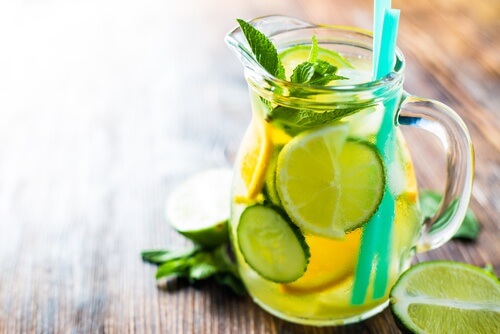 Bebida natural de pepino, limão e laranja para acelerar o metabolismo