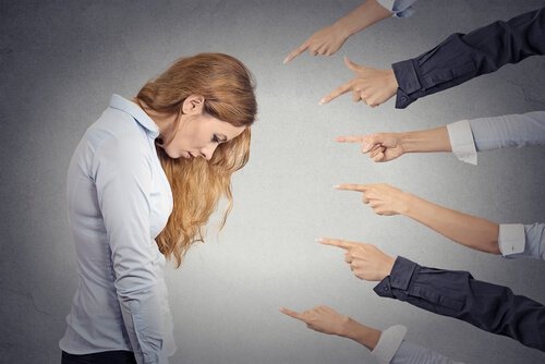 Mulher sendo julgada por causa de seu pessimismo