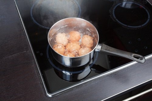 Ovos e suco de limão para branquear as roupas