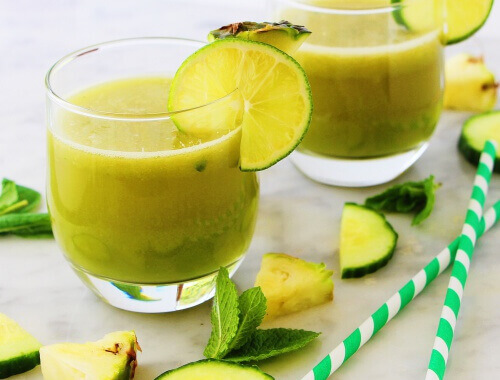 Vitamina de maçã, abacaxi, menta e limão