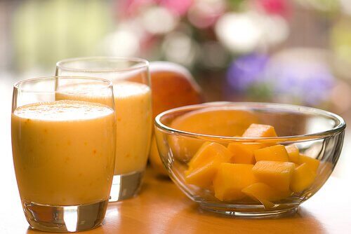 Vitamina de frutas: laranja, mamão papaia e cenoura