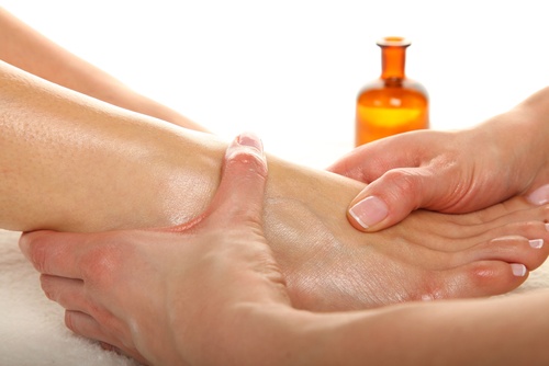 Massagem nos pés com óleo para bebês