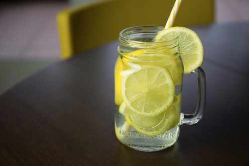 agua_com_limao_e_curcuma