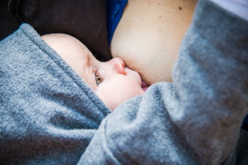 Bebê mamando no peito de sua mãe