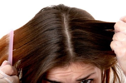 Mulher penteando o cabelo depois de usar o condicionador natural