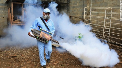 Pessoa controlando o mosquito do zika vírus