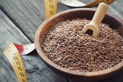 Sementes de linhaça para fazer uma vitamina de banana