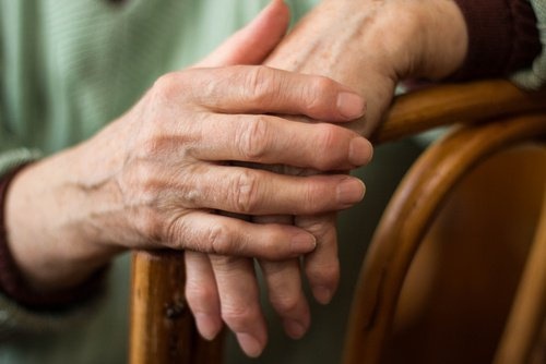 Mãos com artrite tratadas pelo gengibre