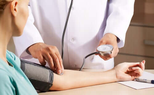Médico medindo pressão