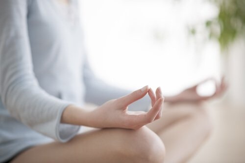 Mulher meditando para encontrar a felicidade