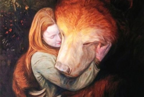 Menina valorizando a companhia de um urso