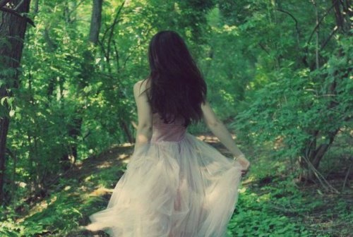 Menina em bosque com vestido