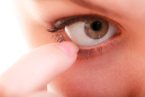Coceira nos olhos: conheça 10 remédios naturais