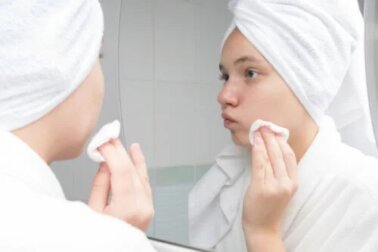 Tratamento com tomate para a pele oleosa e com acne