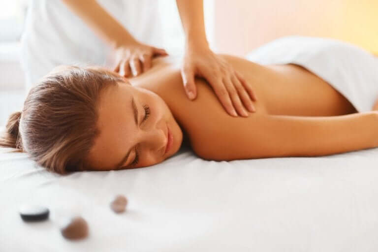 Mulher recebendo massagem