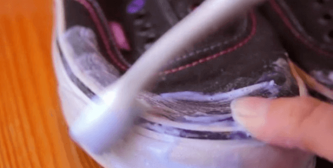 recuperar_roupas_e_sapatos_branquear_tenis