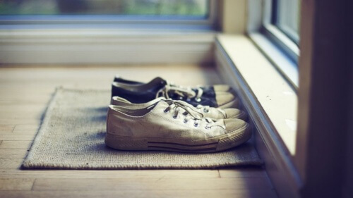 Tirar os sapatos antes de entrar em casa é um ótimo hábito