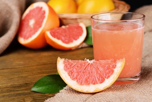 Suco de toranja para eliminar gordura abdominal
