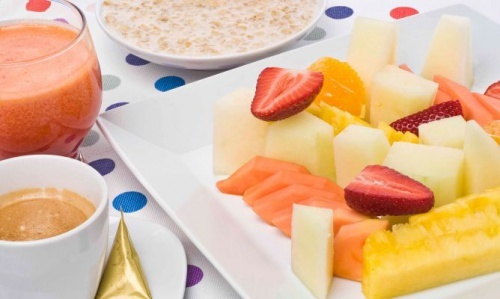 café da manhã com aveia e frutas