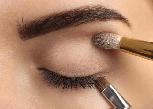 Pintas as sobrancelhas