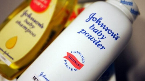 Johnson and Johnson: condenada por un caso de câncer relacionado com o talco Johnson and Johnson: condenada por un caso de câncer relacionado com o talco