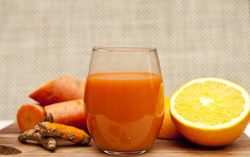 Suco desintoxicante de laranja, cenoura e gengibre Suco desintoxicante de laranja, cenoura e gengibre