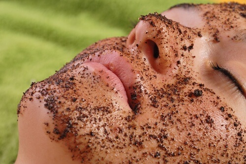 Máscara esfoliante de café para o rosto cansado