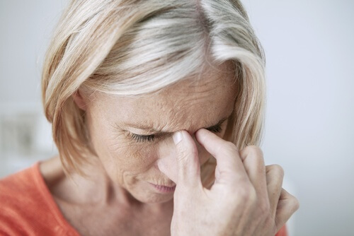Mulher com dor de cabeça por causa da sinusite