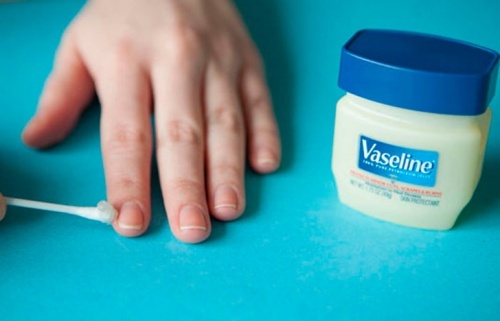 Colocar vaselina nas unhas