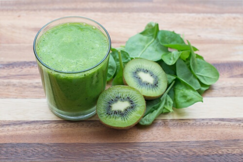 Suco de espinafre e kiwi contra a prisão de ventre