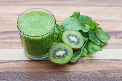 Suco-de-kiwi-espinafre-e-alface