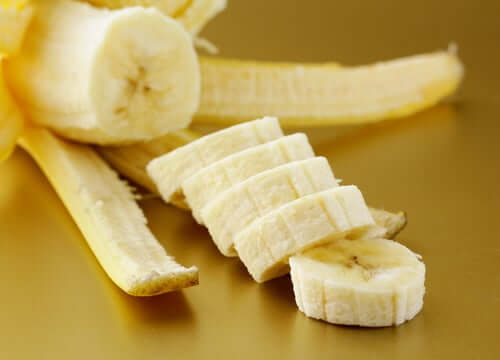 Uma banana madura tem um alto poder hidratante e antimicrobiano