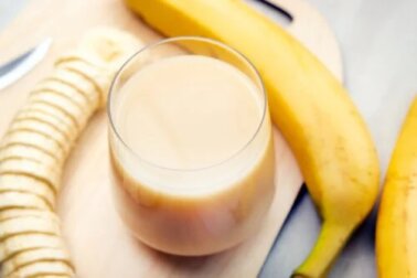 Leite de amêndoas, mamão e banana para articulações fracas