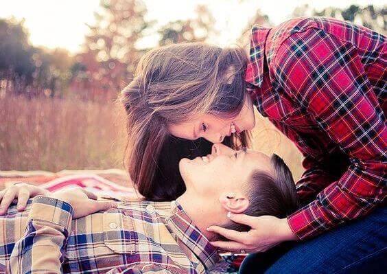 casal_amor_campo