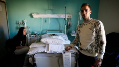 Uma criança de dois anos comeu uma amêndoa há cinco meses e hoje não pode mover o corpo