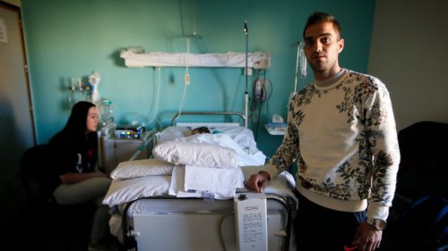 Uma criança de dois anos comeu uma amêndoa há cinco meses e hoje não pode mover o corpo Uma criança de dois anos comeu uma amêndoa há cinco meses e hoje não pode mover o corpo