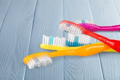 Água oxigenada para desinfetar escovas de dente