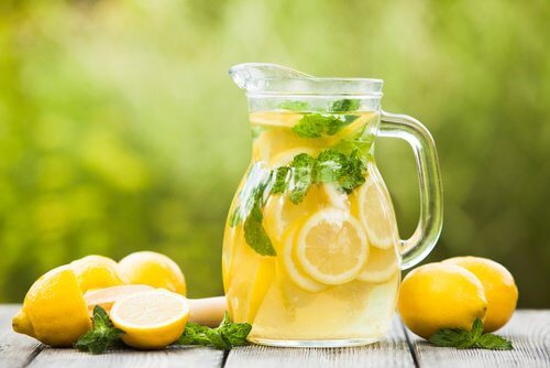 6 benefícios do suco de limão para a sua saúde