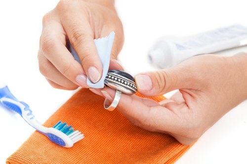Pasta de dentes para limpar joias com pasta de dentes
