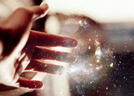 mao_envolta_halo_luz