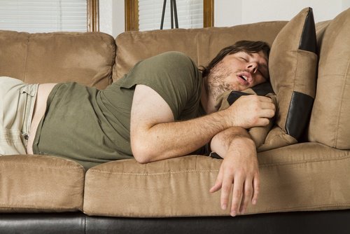 Mãos dormentes enquanto homem dorme