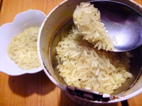 Limpar o moedor com arroz