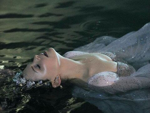 Mulher na água lidando com depressão