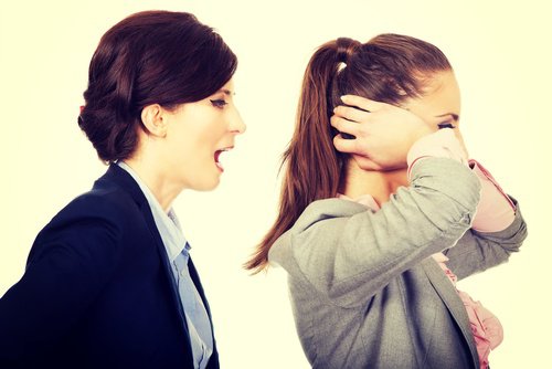 mulher_gritando_colega_de_trabalho_manipuladores