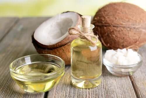 Os ácidos graxos do óleo de coco e seu alto teor de antioxidantes contribuem para hidratar as mãos ásperas.